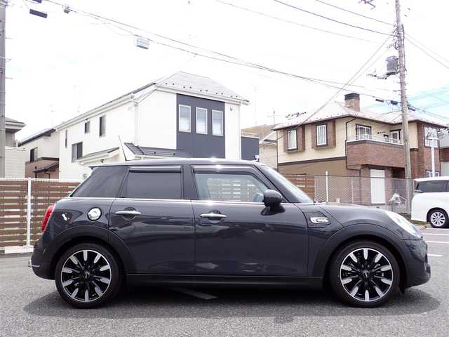 ＭＩＮＩ ミニ クーパー S 千葉県 2016(平28)年 1.8万km グレー パイオニア地デジTVチューナー（GEX-909DTV)/・リモコン/取扱説明書付き/アルパインマルチビューカメラ（フロント/リア）/純正ナビゲーション/純正オーディオ/・FM/AMラジオ/・Bluetooth接続/黒革シート/純正後期テールレンズ/スマートキー2個/ドアバイザー/フロアマット/取扱い説明書