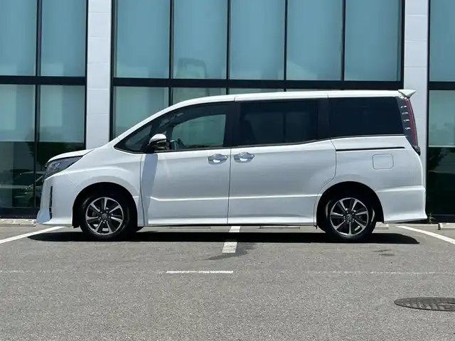 トヨタ ノア Si ダブルバイビーⅡ 和歌山県 2020(令2)年 4.3万km ホワイトパールクリスタルシャイン 社外ナビ/フルセグTV/バックカメラ/（BT/CD/DVD)/プリクラッシュセーフティー/クルーズコントロール/クリアランスソナー/レーンディパーチャーアラート/両側パワースライドドア/ビルトインETC/前後ドライブレコーダー/アイドリングストップ/シートバックテーブル/リアサンシェード/LEDヘッドライト/フォグランプ/オートライト/オートマチックハイビーム