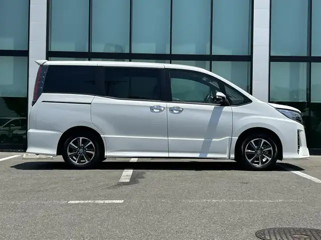 トヨタ ノア Si ダブルバイビーⅡ 和歌山県 2020(令2)年 4.3万km ホワイトパールクリスタルシャイン 社外ナビ/フルセグTV/バックカメラ/（BT/CD/DVD)/プリクラッシュセーフティー/クルーズコントロール/クリアランスソナー/レーンディパーチャーアラート/両側パワースライドドア/ビルトインETC/前後ドライブレコーダー/アイドリングストップ/シートバックテーブル/リアサンシェード/LEDヘッドライト/フォグランプ/オートライト/オートマチックハイビーム