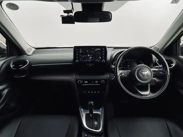 トヨタ ヤリスクロス ハイブリッド Z 道央・札幌 2021(令3)年 6.7万km ブラックマイカ/ホワイトパールクリスタルシャイン 2トーン ・4WD/・寒冷地仕様/・純正ナビゲーション/　Bt/USB/Miracast/フルセグ/・全方位カメラ/・ビルトインETC/・レーダークルーズコントロール/・LTA/・PCS/・BSM/・RCTA/・PKSB/・RSA/・カラーHUD/・LEDヘッドライト/・オートライト/・横滑り防止装置/・パーキングサポートブレーキ/・ヒルディセントコントロール/・ハーフレザーシート/・シートヒーター（D/N）/・パワーシート（D）/・ステアリングヒーター/・オートブレーキホールド/・パワーバックドア/・スマートキー/・プッシュスタート/・純正17インチAW/・社外前後ドラレコ（TZ-D205W）/・黒レザー調シートカバー/・保証書、取説（有）/・スペアキーｘ１