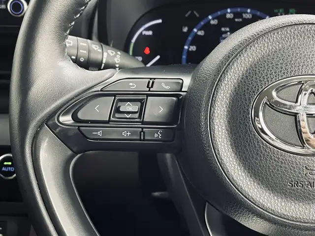 トヨタ ヤリスクロス ハイブリッド Z 道央・札幌 2021(令3)年 6.7万km ブラックマイカ/ホワイトパールクリスタルシャイン 2トーン ・4WD/・寒冷地仕様/・純正ナビゲーション/　Bt/USB/Miracast/フルセグ/・全方位カメラ/・ビルトインETC/・レーダークルーズコントロール/・LTA/・PCS/・BSM/・RCTA/・PKSB/・RSA/・カラーHUD/・LEDヘッドライト/・オートライト/・横滑り防止装置/・パーキングサポートブレーキ/・ヒルディセントコントロール/・ハーフレザーシート/・シートヒーター（D/N）/・パワーシート（D）/・ステアリングヒーター/・オートブレーキホールド/・パワーバックドア/・スマートキー/・プッシュスタート/・純正17インチAW/・社外前後ドラレコ（TZ-D205W）/・黒レザー調シートカバー/・保証書、取説（有）/・スペアキーｘ１