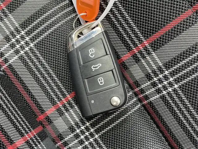 フォルクスワーゲン ゴルフ ＧＴＩ 栃木県 2014(平26)年 7.2万km グレー 純正ナビ/(CD/DVD/フルセグTV/Bluetooth/SD/AUX/USB)/衝突軽減ブレーキ/前後コーナーセンサー/ビルトインETC/禁煙車/オートライト/HIDヘッドライト/パドルシフト/スマートキー/プッシュスタート/アイドリングストップ/ステアリングスイッチ/革巻きステアリング/ウィンカーミラー/電動格納ミラー/純正18インチアルミホイール/純正フロアマット