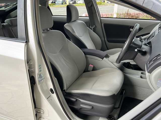 トヨタ プリウス S　LEDエディション 静岡県 2011(平23)年 13.2万km ホワイトパールクリスタルシャイン 純正HDDナビ/・CD/・DVD/・ワンセグＴＶ/・Bluetooth/・AUX/・AM/・FM/主要装備/・バックカメラ/・レーダー探知機/・ETC/・ドラレコ前後/・ステリモ/・スマートキー/・プッシュスタート/・LEDヘッドライト/・オートライト/・純正フロアマット/・カーテンエアバック/・オートエアコン