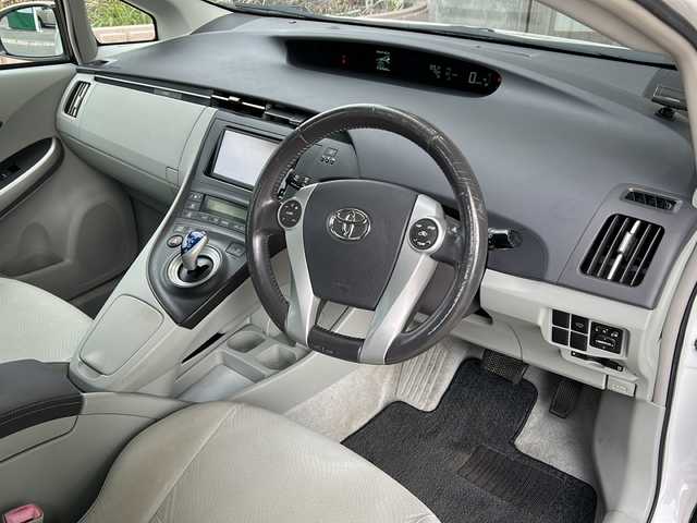 トヨタ プリウス S　LEDエディション 静岡県 2011(平23)年 13.2万km ホワイトパールクリスタルシャイン 純正HDDナビ/・CD/・DVD/・ワンセグＴＶ/・Bluetooth/・AUX/・AM/・FM/主要装備/・バックカメラ/・レーダー探知機/・ETC/・ドラレコ前後/・ステリモ/・スマートキー/・プッシュスタート/・LEDヘッドライト/・オートライト/・純正フロアマット/・カーテンエアバック/・オートエアコン