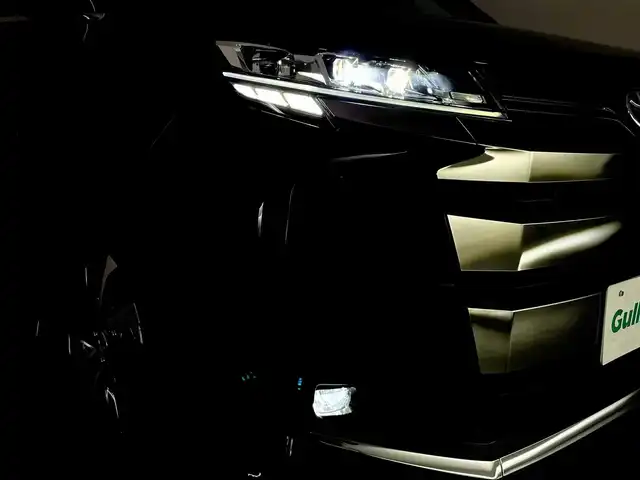 トヨタ ノア ハイブリッド S－Z 群馬県 2022(令4)年 1.8万km アティチュードブラックマイカ ドライビングサポートパッケージ/ ・カラーヘッドアップディスプレイ/ ・デジタルインナーミラー/ユニバーサルステップ(助手席側)/プロジェクター式3眼LEDヘッドランプ/快適利便パッケージ(High)/ ・ハンズフリーデュアルパワースライドドア/ ・パワーバックドア/ ・ナノイーX/ ・ステアリングヒーター/ ・キャプテンシート追加機能(シートヒーター/オットマン)/10.5インチディスプレイオーディオPlus/(AM/FM/Bluetooth/フルセグTV/CD/DVD//USB/HDMI/AppleCarPlay/AndroidAuto)/+ETC2.0ユニット/トヨタチームメイト/ ・アドバンストパーク/ ・パーキングサポートブレーキ/(周囲静止物/後方歩行者+接近車両)/パノラミックビューモニター(床下透過表示機能付)/緊急時操舵支援(アクティブ操舵機能付)/フロントクロストラフィックアラート/レーンチェンジアシスト/エレクトロシフトマチック/ブラインドスポットモニター/安心降車アシスト(ドアオープン制御付)/＝＝＝＝＝/トヨタセーフティセンス/AC100V電源/前後ドライブレコーダー(WHSR-532)/電動パーキングブレーキ/オートブレーキホールド/プッシュスタート