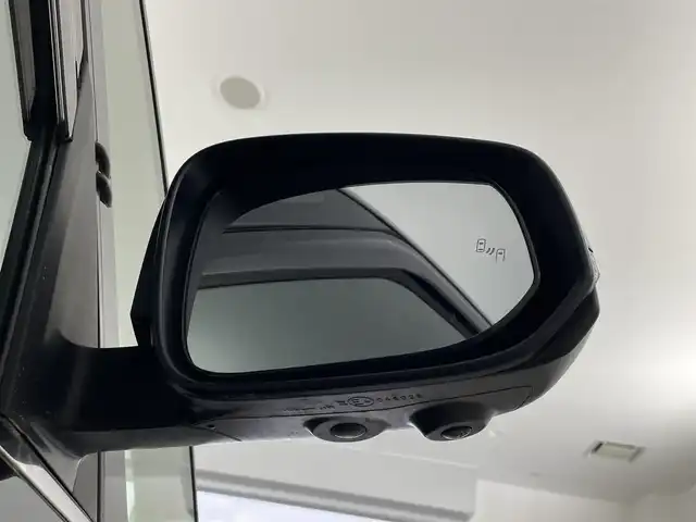 トヨタ ノア ハイブリッド S－Z 群馬県 2022(令4)年 1.8万km アティチュードブラックマイカ ドライビングサポートパッケージ/ ・カラーヘッドアップディスプレイ/ ・デジタルインナーミラー/ユニバーサルステップ(助手席側)/プロジェクター式3眼LEDヘッドランプ/快適利便パッケージ(High)/ ・ハンズフリーデュアルパワースライドドア/ ・パワーバックドア/ ・ナノイーX/ ・ステアリングヒーター/ ・キャプテンシート追加機能(シートヒーター/オットマン)/10.5インチディスプレイオーディオPlus/(AM/FM/Bluetooth/フルセグTV/CD/DVD//USB/HDMI/AppleCarPlay/AndroidAuto)/+ETC2.0ユニット/トヨタチームメイト/ ・アドバンストパーク/ ・パーキングサポートブレーキ/(周囲静止物/後方歩行者+接近車両)/パノラミックビューモニター(床下透過表示機能付)/緊急時操舵支援(アクティブ操舵機能付)/フロントクロストラフィックアラート/レーンチェンジアシスト/エレクトロシフトマチック/ブラインドスポットモニター/安心降車アシスト(ドアオープン制御付)/＝＝＝＝＝/トヨタセーフティセンス/AC100V電源/前後ドライブレコーダー(WHSR-532)/電動パーキングブレーキ/オートブレーキホールド/プッシュスタート