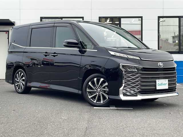 トヨタ ヴォクシー ハイブリッド S－Z 山口県 2023(令5)年 5.3万km アティチュードブラックマイカ ワンオーナー/純正メモリナビ/　Bluetooth、CD、DVD、HDMI、フルセグテレビ/両側パワースライドドア/バックカメラ/フリップダウンモニター/前後ドライブレコーダー【DC-DR652】/ビルトインETC2.0/レーダークルーズコントロール/電動リアゲート/ステアリングスイッチ/ステアリングホールド/AC100V×２/タイプC充電口×２/アイドリングストップ/スマートキー/スペアキー1本/ドアバイザー/ハーフレザーシート/シートヒーター【D＋N+2列目】/純正17インチアルミホイール/レーンキープアシスト/ブラインドスポットアシスト/パーキングアシスト/コーナーセンサー/プリクラッシュセーフティ