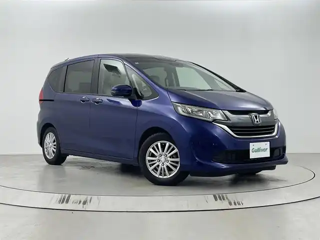 ホンダ フリード G ホンダセンシング 埼玉県 2018(平30)年 4万km コバルトブルーパール ●純正ナビ/(フルセグ/CD/DVD/Bluetooth)/(VXM-185VFi)/●レーダークルーズコントロール/●衝突被害軽減システム/●レーンキープアシスト/●バックカメラ/●フリップダウンモニター/●前方ドライブレコーダー/●ステアリングスイッチ/●ETC/●電動格納ウィンカーミラー/●レベライザー/●プッシュスタート/●スマートキー/●シートカバー/●社外アルミホイール/(SPORTVENAD)/●サマータイヤ4本付/●W＋SRS＋ABS/●保証書/●取扱説明書