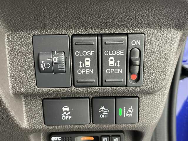 ホンダ フリード G ホンダセンシング 埼玉県 2018(平30)年 4万km コバルトブルーパール ●純正ナビ/(フルセグ/CD/DVD/Bluetooth)/(VXM-185VFi)/●レーダークルーズコントロール/●衝突被害軽減システム/●レーンキープアシスト/●バックカメラ/●フリップダウンモニター/●前方ドライブレコーダー/●ステアリングスイッチ/●ETC/●電動格納ウィンカーミラー/●レベライザー/●プッシュスタート/●スマートキー/●シートカバー/●社外アルミホイール/(SPORTVENAD)/●サマータイヤ4本付/●W＋SRS＋ABS/●保証書/●取扱説明書