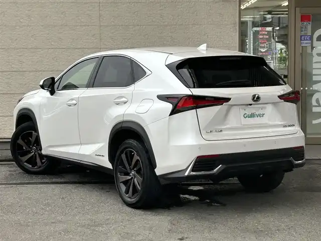 レクサス ＮＸ 300h バージョンL 兵庫県 2019(令1)年 4万km ソニッククォーツ 純正ナビ/(CD/DVD/BT/USB/AUX)/フルセグTV/バック・サイドカメラ/ETC2.0/衝突軽減ブレーキ/レーダークルーズコントロール/前後コーナーセンサー/ブラインドスポットモニター/前方ドライブレコーダー/パドルシフト/レザーシート/前席シートヒーター/前席エアーシート/前席パワーシート/パワーシートメモリ機能3/ステアリングヒーター/LEDヘッドライト/オートライト/オートハイビーム/フォルランプ/電動リアゲート/電動パーキングブレーキ/オートホールド/防眩ミラー/ステアリングリモコン/革巻きステアリング/スマートキー/社外フロアマット/純正アルミ18インチ