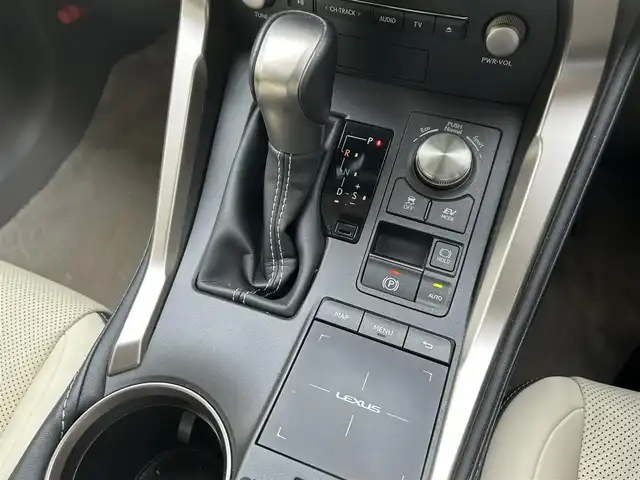 レクサス ＮＸ 300h バージョンL 兵庫県 2019(令1)年 4万km ソニッククォーツ 純正ナビ/(CD/DVD/BT/USB/AUX)/フルセグTV/バック・サイドカメラ/ETC2.0/衝突軽減ブレーキ/レーダークルーズコントロール/前後コーナーセンサー/ブラインドスポットモニター/前方ドライブレコーダー/パドルシフト/レザーシート/前席シートヒーター/前席エアーシート/前席パワーシート/パワーシートメモリ機能3/ステアリングヒーター/LEDヘッドライト/オートライト/オートハイビーム/フォルランプ/電動リアゲート/電動パーキングブレーキ/オートホールド/防眩ミラー/ステアリングリモコン/革巻きステアリング/スマートキー/社外フロアマット/純正アルミ18インチ