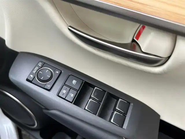 レクサス ＮＸ 300h バージョンL 兵庫県 2019(令1)年 4万km ソニッククォーツ 純正ナビ/(CD/DVD/BT/USB/AUX)/フルセグTV/バック・サイドカメラ/ETC2.0/衝突軽減ブレーキ/レーダークルーズコントロール/前後コーナーセンサー/ブラインドスポットモニター/前方ドライブレコーダー/パドルシフト/レザーシート/前席シートヒーター/前席エアーシート/前席パワーシート/パワーシートメモリ機能3/ステアリングヒーター/LEDヘッドライト/オートライト/オートハイビーム/フォルランプ/電動リアゲート/電動パーキングブレーキ/オートホールド/防眩ミラー/ステアリングリモコン/革巻きステアリング/スマートキー/社外フロアマット/純正アルミ18インチ