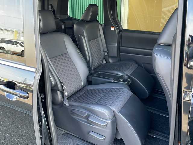 トヨタ ヴォクシー S－Z 大阪府 2022(令4)年 2.6万km アティチュードブラックマイカ /ワンオーナー//8インチDA//両側パワースライドドア//クルーズコントロール//HDDナビ//バックカメラ//アイドリングストップ//ドアバイザー//プッシュスタート//ETC//USB入力
