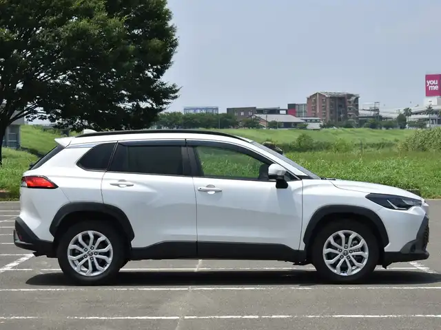 トヨタ カローラ クロス ハイブリッド S 福岡県 2022(令4)年 2.2万km プラチナホワイトパールマイカ ワンオーナー/純正ディスプレイオーディオ/バックカメラ/ETC/プリクラッシュセーフティ/レーントレーシングアラート/ブラインドスポットモニター/レーダークルーズコントロール/クリアランスソナー/オートマッチクハイビーム/純正LEDヘッドライト/ブレーキホールド/前後ドライブレコーダー/純正１７インチアルミホイール/革巻きステアリング/保証書・取説・スペアキー