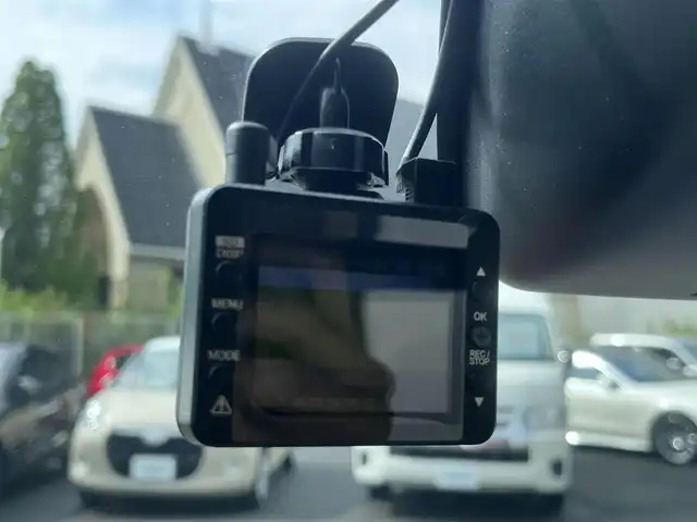 トヨタ ルーミー カスタムG 三重県 2019(令1)年 2.9万km ブラックマイカ/マゼンダベリーメタリック 純正９インチナビ/（Bluetooth/AM/FM/CD/DVD/地デジTV/SD）/ナビレディパッケージ/・バックカメラ/・ステアリングスイッチ（オーディオ）/ドライブレコーダー前後（社外）/ETC/両側パワースライドドア/コンフォートパッケージ/・シートヒーター（運転席/助手席）/・シートバックテーブル（運転席/助手席）/スマートアシスト3（衝突回避支援システム）/・衝突回避支援ブレーキ機能/・衝突警報機能/・車線逸脱警報機能/・誤発進抑制制御機能/・先行車発進お知らせ機能/・オートハイビーム/・コーナーセンサー/LEDヘッドランプ（オートライト）/電動オート格納ドアミラー/シートリフター（運転席）/シートアンダートレイ（助手席）/2トーンカラー/スマートキー/スペアキー