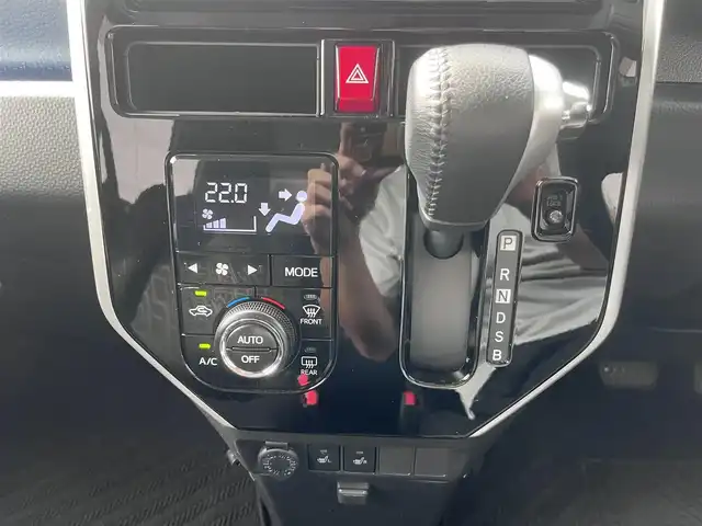 トヨタ ルーミー カスタムG 三重県 2019(令1)年 2.9万km ブラックマイカ/マゼンダベリーメタリック 純正９インチナビ/（Bluetooth/AM/FM/CD/DVD/地デジTV/SD）/ナビレディパッケージ/・バックカメラ/・ステアリングスイッチ（オーディオ）/ドライブレコーダー前後（社外）/ETC/両側パワースライドドア/コンフォートパッケージ/・シートヒーター（運転席/助手席）/・シートバックテーブル（運転席/助手席）/スマートアシスト3（衝突回避支援システム）/・衝突回避支援ブレーキ機能/・衝突警報機能/・車線逸脱警報機能/・誤発進抑制制御機能/・先行車発進お知らせ機能/・オートハイビーム/・コーナーセンサー/LEDヘッドランプ（オートライト）/電動オート格納ドアミラー/シートリフター（運転席）/シートアンダートレイ（助手席）/2トーンカラー/スマートキー/スペアキー