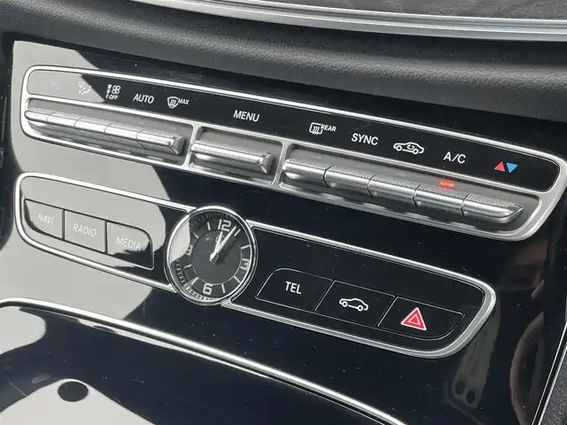 メルセデス・ベンツ Ｅ２２０ｄ SW AVG スポーツ 本革 東京都 2017(平29)年 3.5万km 白 純正ナビ/360°カメラ/ETC2.0/アダプティブクルーズコントロール/純正19インチアルミホイール/フルセグTV/LEDヘッドライト/ハーフレザーシート/シートヒーター/ドライブレコーダー/プッシュスタート
