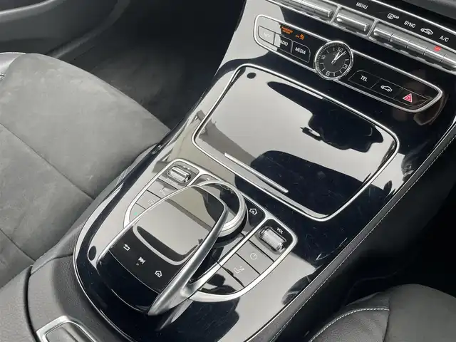 メルセデス・ベンツ Ｅ２２０ｄ SW AVG スポーツ 本革 東京都 2017(平29)年 3.5万km 白 純正ナビ/360°カメラ/ETC2.0/アダプティブクルーズコントロール/純正19インチアルミホイール/フルセグTV/LEDヘッドライト/ハーフレザーシート/シートヒーター/ドライブレコーダー/プッシュスタート
