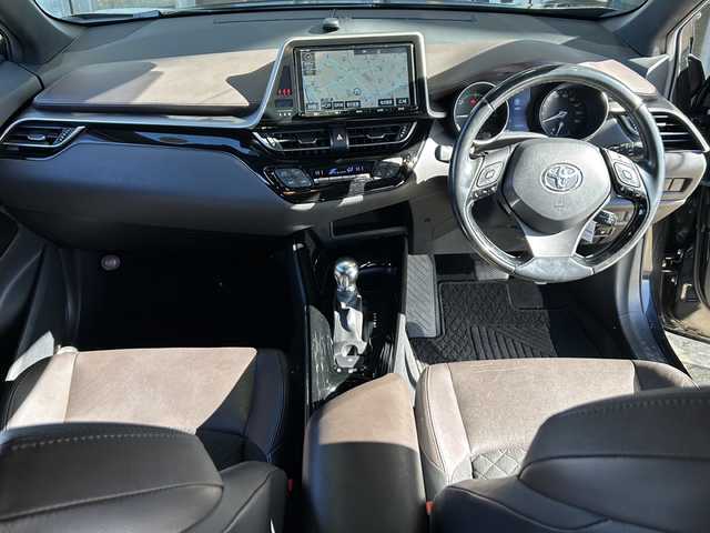 トヨタ Ｃ－ＨＲ G 静岡県 2017(平29)年 10.4万km ブラックマイカ 純正ナビ/AM/FM/CD/DVD/フルセグTV/SD/Bluetooth/主要装備/・ＢＳＭ　/・レーダークルーズコントロール　/・バックカメラ　/・ドライブレコーダー　/・ＥＴＣ　/・シートヒーター　/・コーナーセンサー　/・レーンキープ　/・オートハイビーム　/・スマートキー　/・スペアキー　/・プッシュスタート/・オートライト/・横滑り防止装置/・衝突軽減システム/・純正アルミホイール/・純正フロアマット/・ハーフレザーシート/・ステアリングリモコン/・オートホールド/・ヒーテッドドアミラー/・保証書/・取扱説明書