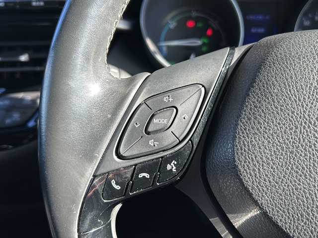 トヨタ Ｃ－ＨＲ G 静岡県 2017(平29)年 10.4万km ブラックマイカ 純正ナビ/AM/FM/CD/DVD/フルセグTV/SD/Bluetooth/主要装備/・ＢＳＭ　/・レーダークルーズコントロール　/・バックカメラ　/・ドライブレコーダー　/・ＥＴＣ　/・シートヒーター　/・コーナーセンサー　/・レーンキープ　/・オートハイビーム　/・スマートキー　/・スペアキー　/・プッシュスタート/・オートライト/・横滑り防止装置/・衝突軽減システム/・純正アルミホイール/・純正フロアマット/・ハーフレザーシート/・ステアリングリモコン/・オートホールド/・ヒーテッドドアミラー/・保証書/・取扱説明書