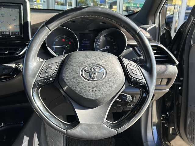 トヨタ Ｃ－ＨＲ G 静岡県 2017(平29)年 10.4万km ブラックマイカ 純正ナビ/AM/FM/CD/DVD/フルセグTV/SD/Bluetooth/主要装備/・ＢＳＭ　/・レーダークルーズコントロール　/・バックカメラ　/・ドライブレコーダー　/・ＥＴＣ　/・シートヒーター　/・コーナーセンサー　/・レーンキープ　/・オートハイビーム　/・スマートキー　/・スペアキー　/・プッシュスタート/・オートライト/・横滑り防止装置/・衝突軽減システム/・純正アルミホイール/・純正フロアマット/・ハーフレザーシート/・ステアリングリモコン/・オートホールド/・ヒーテッドドアミラー/・保証書/・取扱説明書