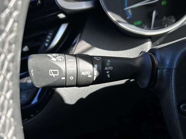 トヨタ Ｃ－ＨＲ G 静岡県 2017(平29)年 10.4万km ブラックマイカ 純正ナビ/AM/FM/CD/DVD/フルセグTV/SD/Bluetooth/主要装備/・ＢＳＭ　/・レーダークルーズコントロール　/・バックカメラ　/・ドライブレコーダー　/・ＥＴＣ　/・シートヒーター　/・コーナーセンサー　/・レーンキープ　/・オートハイビーム　/・スマートキー　/・スペアキー　/・プッシュスタート/・オートライト/・横滑り防止装置/・衝突軽減システム/・純正アルミホイール/・純正フロアマット/・ハーフレザーシート/・ステアリングリモコン/・オートホールド/・ヒーテッドドアミラー/・保証書/・取扱説明書