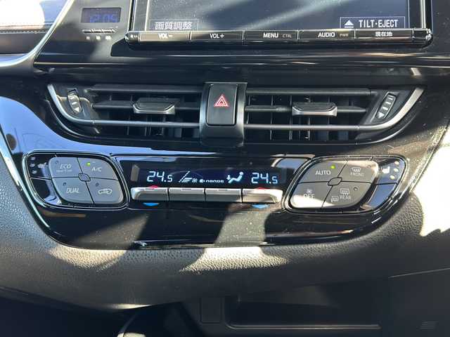 トヨタ Ｃ－ＨＲ G 静岡県 2017(平29)年 10.4万km ブラックマイカ 純正ナビ/AM/FM/CD/DVD/フルセグTV/SD/Bluetooth/主要装備/・ＢＳＭ　/・レーダークルーズコントロール　/・バックカメラ　/・ドライブレコーダー　/・ＥＴＣ　/・シートヒーター　/・コーナーセンサー　/・レーンキープ　/・オートハイビーム　/・スマートキー　/・スペアキー　/・プッシュスタート/・オートライト/・横滑り防止装置/・衝突軽減システム/・純正アルミホイール/・純正フロアマット/・ハーフレザーシート/・ステアリングリモコン/・オートホールド/・ヒーテッドドアミラー/・保証書/・取扱説明書