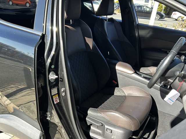 トヨタ Ｃ－ＨＲ G 静岡県 2017(平29)年 10.4万km ブラックマイカ 純正ナビ/AM/FM/CD/DVD/フルセグTV/SD/Bluetooth/主要装備/・ＢＳＭ　/・レーダークルーズコントロール　/・バックカメラ　/・ドライブレコーダー　/・ＥＴＣ　/・シートヒーター　/・コーナーセンサー　/・レーンキープ　/・オートハイビーム　/・スマートキー　/・スペアキー　/・プッシュスタート/・オートライト/・横滑り防止装置/・衝突軽減システム/・純正アルミホイール/・純正フロアマット/・ハーフレザーシート/・ステアリングリモコン/・オートホールド/・ヒーテッドドアミラー/・保証書/・取扱説明書