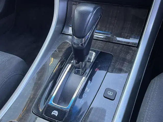 ホンダ アコード ハイブリッド EX 島根県 2014(平26)年 11.5万km ホワイトオーキッドパール 登録時走行距離114674km/純正ナビ(Bluetooth・AM・FM・CD)/フルセグTV/バックカメラ/ETC/電動リアサンシェード/前席パワーシート/社外フロアマット/純正17インチAW/アイドリングストップ/レーダークルーズコントロール/前後コーナーセンサー/レーンキープアシスト/衝突被害軽減ブレーキ/横滑り防止装置/オートライト/LEDヘッドライト/プッシュスタート/取扱説明書