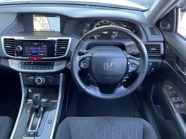 ホンダ アコード ハイブリッド EX 島根県 2014(平26)年 11.5万km ホワイトオーキッドパール 登録時走行距離114674km/純正ナビ(Bluetooth・AM・FM・CD)/フルセグTV/バックカメラ/ETC/電動リアサンシェード/前席パワーシート/社外フロアマット/純正17インチAW/アイドリングストップ/レーダークルーズコントロール/前後コーナーセンサー/レーンキープアシスト/衝突被害軽減ブレーキ/横滑り防止装置/オートライト/LEDヘッドライト/プッシュスタート/取扱説明書