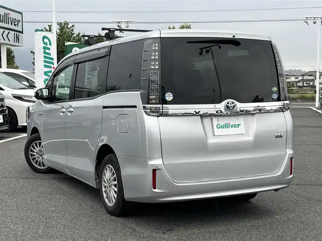 トヨタ ヴォクシー ハイブリッド V 奈良県 2015(平27)年 9.7万km シルバーM ワンオーナー/純正ナビ/フルセグ/DVD/Bluetooth/バックカメラ/ETC/前後ドライブレコーダー/クルーズコントロール/両側パワースライドドア/前席シートヒーター/純正フロアマット/純正アルミホイール/横滑り防止装置/オートLEDライト/スペアキー1本/保証書/取扱説明書