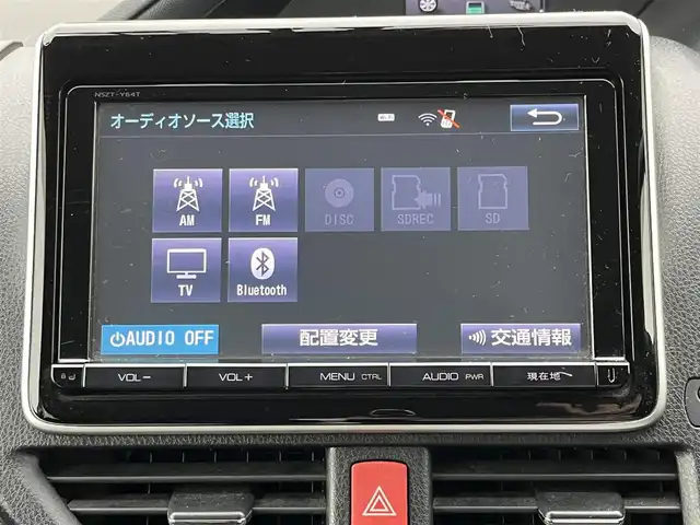 トヨタ ヴォクシー ハイブリッド V 奈良県 2015(平27)年 9.7万km シルバーM ワンオーナー/純正ナビ/フルセグ/DVD/Bluetooth/バックカメラ/ETC/前後ドライブレコーダー/クルーズコントロール/両側パワースライドドア/前席シートヒーター/純正フロアマット/純正アルミホイール/横滑り防止装置/オートLEDライト/スペアキー1本/保証書/取扱説明書