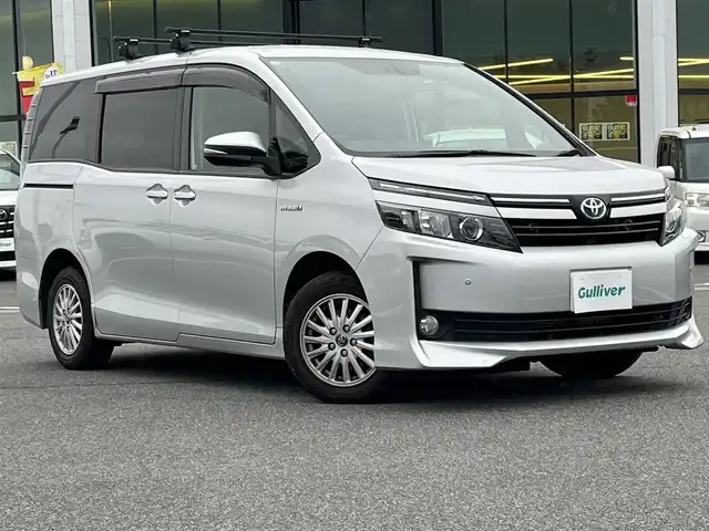 トヨタ ヴォクシー ハイブリッド V 奈良県 2015(平27)年 9.7万km シルバーM ワンオーナー/純正ナビ/フルセグ/DVD/Bluetooth/バックカメラ/ETC/前後ドライブレコーダー/クルーズコントロール/両側パワースライドドア/前席シートヒーター/純正フロアマット/純正アルミホイール/横滑り防止装置/オートLEDライト/スペアキー1本/保証書/取扱説明書