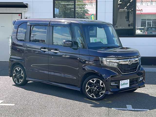 ホンダ Ｎ ＢＯＸ カスタム G L ターボ ホンダセンシング 山口県 2019(令1)年 5万km プレミアムベルベットパープル・パール 純正8インチSDナビ　【VXM-204VFi】/・DVD再生機能有/・フルセグTV/・バックカメラ/・Bluetooth接続/ドライブレコーダー/ビルトインETC/ホンダセンシング/・衝突軽減ブレーキ/・誤発進抑制機能/・後方誤発進抑制機能/・歩行者事故低減ステアリング/・アダプティブクルーズコントロール/・車線維持支援システム/・路外逸脱抑制機能/・先行車発進お知らせ機能/・標識認識機能/・フロントセンサーカメラ/・ソナーセンサー/ハーフレザーシート/シートヒーター/チップアップシート/パドルシフト/純正フロアマット/USB入力端子/スマートキー/プッシュスタート/両側パワースライドドア/純正LEDライト/純正15インチアルミホイール/ドアバイザー/ウィンカーミラー/取扱説明書/保証書