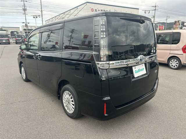 トヨタ ヴォクシー ハイブリッド V 岡山県 2014(平26)年 14.6万km ブラック 登録時走行距離145516km/アルパイン10インチナビ/フルセグTV(AM.FM.CD.DVD.TV.BT)/両側スライドドア/パワースライドドア/バックカメラ/ETC/シートヒーター/衝突軽減ブレーキ/横滑り防止装置/クルーズコントロール/オートライト/アイドリングストップ/15インチ純正AW/純正フロアマット/スマートキー/スペアキー/プッシュスタート
