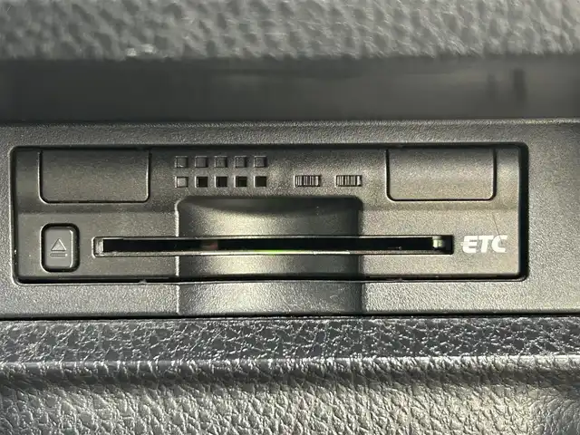 トヨタ ヴォクシー ハイブリッド V 岡山県 2014(平26)年 14.6万km ブラック 登録時走行距離145516km/アルパイン10インチナビ/フルセグTV(AM.FM.CD.DVD.TV.BT)/両側スライドドア/パワースライドドア/バックカメラ/ETC/シートヒーター/衝突軽減ブレーキ/横滑り防止装置/クルーズコントロール/オートライト/アイドリングストップ/15インチ純正AW/純正フロアマット/スマートキー/スペアキー/プッシュスタート