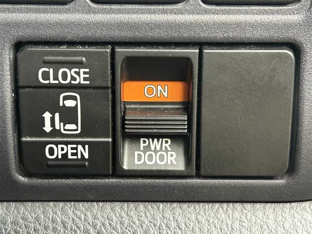 トヨタ ヴォクシー ハイブリッド V 岡山県 2014(平26)年 14.6万km ブラック 登録時走行距離145516km/アルパイン10インチナビ/フルセグTV(AM.FM.CD.DVD.TV.BT)/両側スライドドア/パワースライドドア/バックカメラ/ETC/シートヒーター/衝突軽減ブレーキ/横滑り防止装置/クルーズコントロール/オートライト/アイドリングストップ/15インチ純正AW/純正フロアマット/スマートキー/スペアキー/プッシュスタート