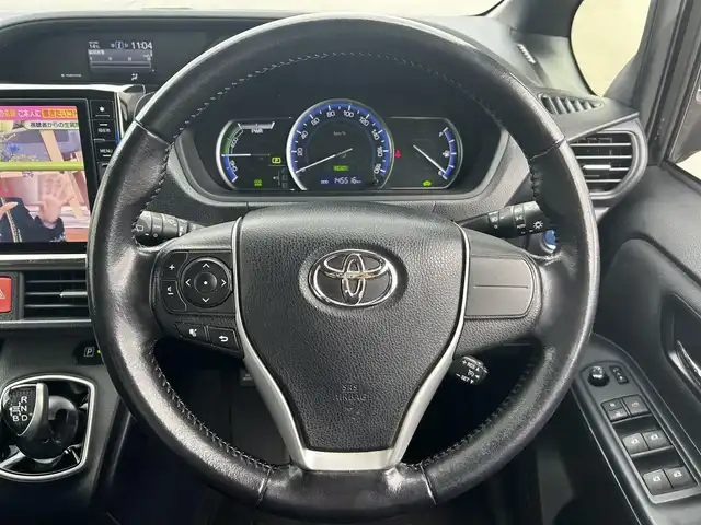 トヨタ ヴォクシー ハイブリッド V 岡山県 2014(平26)年 14.6万km ブラック 登録時走行距離145516km/アルパイン10インチナビ/フルセグTV(AM.FM.CD.DVD.TV.BT)/両側スライドドア/パワースライドドア/バックカメラ/ETC/シートヒーター/衝突軽減ブレーキ/横滑り防止装置/クルーズコントロール/オートライト/アイドリングストップ/15インチ純正AW/純正フロアマット/スマートキー/スペアキー/プッシュスタート