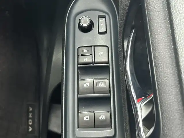 トヨタ ヴォクシー ハイブリッド V 岡山県 2014(平26)年 14.6万km ブラック 登録時走行距離145516km/アルパイン10インチナビ/フルセグTV(AM.FM.CD.DVD.TV.BT)/両側スライドドア/パワースライドドア/バックカメラ/ETC/シートヒーター/衝突軽減ブレーキ/横滑り防止装置/クルーズコントロール/オートライト/アイドリングストップ/15インチ純正AW/純正フロアマット/スマートキー/スペアキー/プッシュスタート