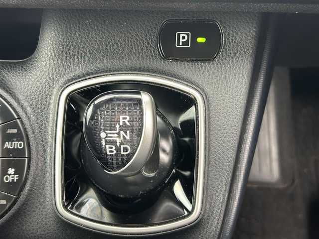 トヨタ ヴォクシー ハイブリッド V 岡山県 2014(平26)年 14.6万km ブラック 登録時走行距離145516km/アルパイン10インチナビ/フルセグTV(AM.FM.CD.DVD.TV.BT)/両側スライドドア/パワースライドドア/バックカメラ/ETC/シートヒーター/衝突軽減ブレーキ/横滑り防止装置/クルーズコントロール/オートライト/アイドリングストップ/15インチ純正AW/純正フロアマット/スマートキー/スペアキー/プッシュスタート