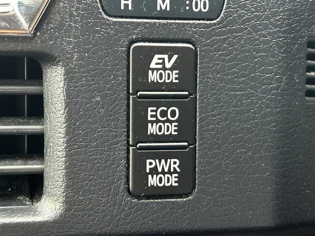 トヨタ ヴォクシー ハイブリッド V 岡山県 2014(平26)年 14.6万km ブラック 登録時走行距離145516km/アルパイン10インチナビ/フルセグTV(AM.FM.CD.DVD.TV.BT)/両側スライドドア/パワースライドドア/バックカメラ/ETC/シートヒーター/衝突軽減ブレーキ/横滑り防止装置/クルーズコントロール/オートライト/アイドリングストップ/15インチ純正AW/純正フロアマット/スマートキー/スペアキー/プッシュスタート