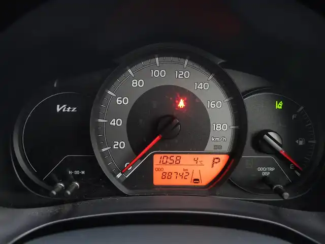 トヨタ ヴィッツ F 山形県 2017(平29)年 8.9万km コバルトブルーメタリック 衝突被害軽減システム/ワンオーナー/SDナビ/　　【CD ワンセグ USB Radio】/14インチアルミホイール/電動格納ウィンカーミラー/純正フロアマット/ドアバイザ―/エアコン/スマートキー/ETC