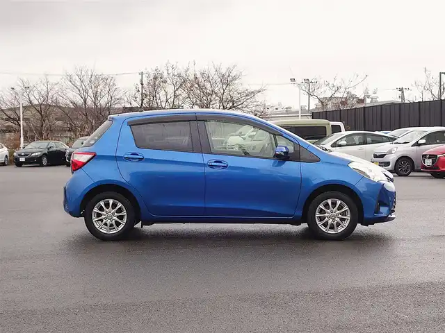 トヨタ ヴィッツ F 山形県 2017(平29)年 8.9万km コバルトブルーメタリック 衝突被害軽減システム/ワンオーナー/SDナビ/　　【CD ワンセグ USB Radio】/14インチアルミホイール/電動格納ウィンカーミラー/純正フロアマット/ドアバイザ―/エアコン/スマートキー/ETC