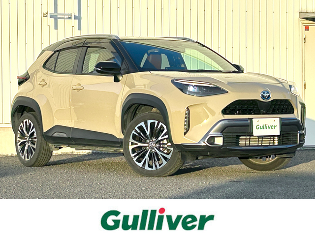 トヨタ ヤリスクロス ハイブリッド Z アドベンチャー 熊本県 2023(令5)年 1.2万km ブラックマイカ/ベージュ 2トーン 純正ナビ/・AM/FM/CD/USB/BT/・AppleCarPlay/AndroidAuto/・フルセグTV/全周囲カメラ/・フロント/サイド/バック/トヨタセーフティセンス/・レーントレーシングアラート/・プリクラッシュセーフティシステム/・ブラインドスポットモニター/・クリアランスソナー/・リヤクロストラフィックアラート/・パーキングサポートブレーキ/・ロードサインアシスト/・車両接近通報装置/・オートマチックハイビーム/・レーダークルーズコントロール/前後コーナーセンサー/革巻きステアリング/・ステアリングリモコン/・ステアリングヒーター/オートライト/・LEDライト/・ヘッドライトレベライザー/純正ETC/ハーフレザーシート/・D/N席シートヒーター/・D席パワーシート/前後ドライブレコーダー（TZ-DR210）/電動格納ミラー/・ウィンカーミラー/ドアバイザー/純正アルミホイール/純正フロアマット/スマートキー