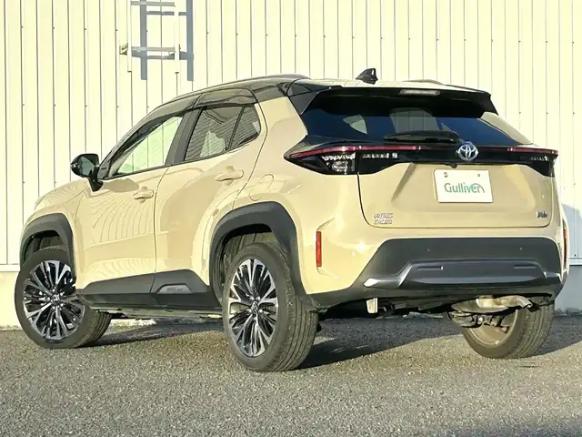 トヨタ ヤリスクロス ハイブリッド Z アドベンチャー 熊本県 2023(令5)年 1.2万km ブラックマイカ/ベージュ 2トーン 純正ナビ/・AM/FM/CD/USB/BT/・AppleCarPlay/AndroidAuto/・フルセグTV/全周囲カメラ/・フロント/サイド/バック/トヨタセーフティセンス/・レーントレーシングアラート/・プリクラッシュセーフティシステム/・ブラインドスポットモニター/・クリアランスソナー/・リヤクロストラフィックアラート/・パーキングサポートブレーキ/・ロードサインアシスト/・車両接近通報装置/・オートマチックハイビーム/・レーダークルーズコントロール/前後コーナーセンサー/革巻きステアリング/・ステアリングリモコン/・ステアリングヒーター/オートライト/・LEDライト/・ヘッドライトレベライザー/純正ETC/ハーフレザーシート/・D/N席シートヒーター/・D席パワーシート/前後ドライブレコーダー（TZ-DR210）/電動格納ミラー/・ウィンカーミラー/ドアバイザー/純正アルミホイール/純正フロアマット/スマートキー