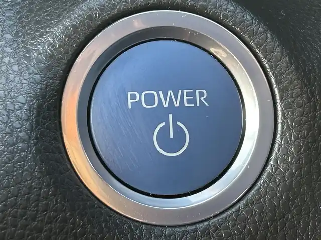 トヨタ ヤリスクロス ハイブリッド Z アドベンチャー 熊本県 2023(令5)年 1.2万km ブラックマイカ/ベージュ 2トーン 純正ナビ/・AM/FM/CD/USB/BT/・AppleCarPlay/AndroidAuto/・フルセグTV/全周囲カメラ/・フロント/サイド/バック/トヨタセーフティセンス/・レーントレーシングアラート/・プリクラッシュセーフティシステム/・ブラインドスポットモニター/・クリアランスソナー/・リヤクロストラフィックアラート/・パーキングサポートブレーキ/・ロードサインアシスト/・車両接近通報装置/・オートマチックハイビーム/・レーダークルーズコントロール/前後コーナーセンサー/革巻きステアリング/・ステアリングリモコン/・ステアリングヒーター/オートライト/・LEDライト/・ヘッドライトレベライザー/純正ETC/ハーフレザーシート/・D/N席シートヒーター/・D席パワーシート/前後ドライブレコーダー（TZ-DR210）/電動格納ミラー/・ウィンカーミラー/ドアバイザー/純正アルミホイール/純正フロアマット/スマートキー