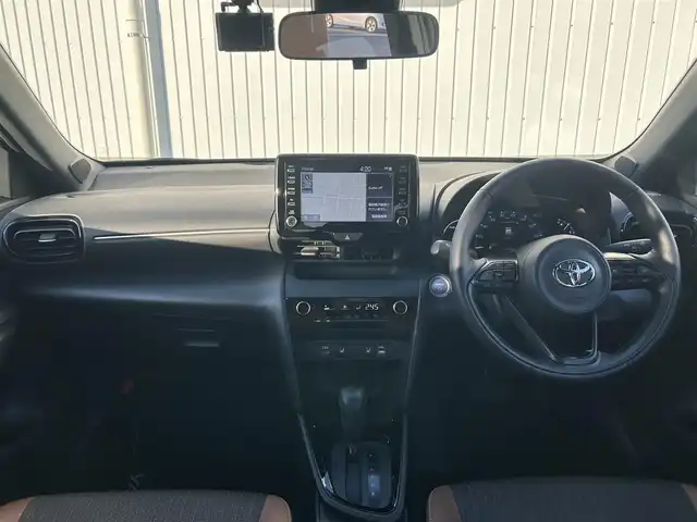 トヨタ ヤリスクロス ハイブリッド Z アドベンチャー 熊本県 2023(令5)年 1.2万km ブラックマイカ/ベージュ 2トーン 純正ナビ/・AM/FM/CD/USB/BT/・AppleCarPlay/AndroidAuto/・フルセグTV/全周囲カメラ/・フロント/サイド/バック/トヨタセーフティセンス/・レーントレーシングアラート/・プリクラッシュセーフティシステム/・ブラインドスポットモニター/・クリアランスソナー/・リヤクロストラフィックアラート/・パーキングサポートブレーキ/・ロードサインアシスト/・車両接近通報装置/・オートマチックハイビーム/・レーダークルーズコントロール/前後コーナーセンサー/革巻きステアリング/・ステアリングリモコン/・ステアリングヒーター/オートライト/・LEDライト/・ヘッドライトレベライザー/純正ETC/ハーフレザーシート/・D/N席シートヒーター/・D席パワーシート/前後ドライブレコーダー（TZ-DR210）/電動格納ミラー/・ウィンカーミラー/ドアバイザー/純正アルミホイール/純正フロアマット/スマートキー