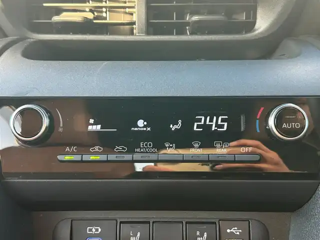 トヨタ ヤリスクロス ハイブリッド Z アドベンチャー 熊本県 2023(令5)年 1.2万km ブラックマイカ/ベージュ 2トーン 純正ナビ/・AM/FM/CD/USB/BT/・AppleCarPlay/AndroidAuto/・フルセグTV/全周囲カメラ/・フロント/サイド/バック/トヨタセーフティセンス/・レーントレーシングアラート/・プリクラッシュセーフティシステム/・ブラインドスポットモニター/・クリアランスソナー/・リヤクロストラフィックアラート/・パーキングサポートブレーキ/・ロードサインアシスト/・車両接近通報装置/・オートマチックハイビーム/・レーダークルーズコントロール/前後コーナーセンサー/革巻きステアリング/・ステアリングリモコン/・ステアリングヒーター/オートライト/・LEDライト/・ヘッドライトレベライザー/純正ETC/ハーフレザーシート/・D/N席シートヒーター/・D席パワーシート/前後ドライブレコーダー（TZ-DR210）/電動格納ミラー/・ウィンカーミラー/ドアバイザー/純正アルミホイール/純正フロアマット/スマートキー