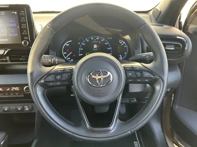 トヨタ ヤリスクロス ハイブリッド Z アドベンチャー 熊本県 2023(令5)年 1.2万km ブラックマイカ/ベージュ 2トーン 純正ナビ/・AM/FM/CD/USB/BT/・AppleCarPlay/AndroidAuto/・フルセグTV/全周囲カメラ/・フロント/サイド/バック/トヨタセーフティセンス/・レーントレーシングアラート/・プリクラッシュセーフティシステム/・ブラインドスポットモニター/・クリアランスソナー/・リヤクロストラフィックアラート/・パーキングサポートブレーキ/・ロードサインアシスト/・車両接近通報装置/・オートマチックハイビーム/・レーダークルーズコントロール/前後コーナーセンサー/革巻きステアリング/・ステアリングリモコン/・ステアリングヒーター/オートライト/・LEDライト/・ヘッドライトレベライザー/純正ETC/ハーフレザーシート/・D/N席シートヒーター/・D席パワーシート/前後ドライブレコーダー（TZ-DR210）/電動格納ミラー/・ウィンカーミラー/ドアバイザー/純正アルミホイール/純正フロアマット/スマートキー