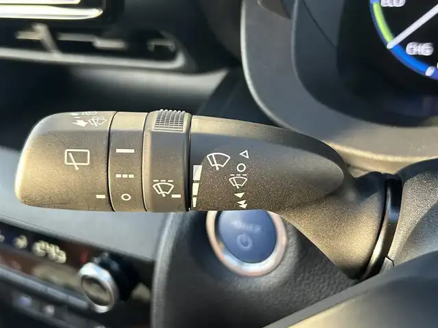 トヨタ ヤリスクロス ハイブリッド Z アドベンチャー 熊本県 2023(令5)年 1.2万km ブラックマイカ/ベージュ 2トーン 純正ナビ/・AM/FM/CD/USB/BT/・AppleCarPlay/AndroidAuto/・フルセグTV/全周囲カメラ/・フロント/サイド/バック/トヨタセーフティセンス/・レーントレーシングアラート/・プリクラッシュセーフティシステム/・ブラインドスポットモニター/・クリアランスソナー/・リヤクロストラフィックアラート/・パーキングサポートブレーキ/・ロードサインアシスト/・車両接近通報装置/・オートマチックハイビーム/・レーダークルーズコントロール/前後コーナーセンサー/革巻きステアリング/・ステアリングリモコン/・ステアリングヒーター/オートライト/・LEDライト/・ヘッドライトレベライザー/純正ETC/ハーフレザーシート/・D/N席シートヒーター/・D席パワーシート/前後ドライブレコーダー（TZ-DR210）/電動格納ミラー/・ウィンカーミラー/ドアバイザー/純正アルミホイール/純正フロアマット/スマートキー